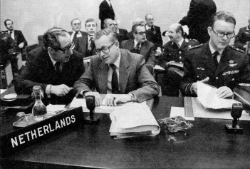 Carl Barkman met minister van Defensie W. Scholten en chef-staf-generaal Wijting, 1978